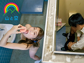 見られたくないけど見られたい性癖の女子 隠れ★露出好き校内を全裸徘徊で歩き回っていた先生を生徒が発見 羞恥快楽に襲われて放尿発情し…　サンプル画像07